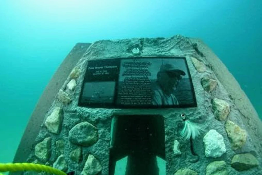 Reef memorial plaque